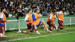 Jos ngel, Rubn Lpez, Stoichkov y Lucas Noubi calientan junto al preparador fsico Roberto Cabellud en la banda del Sardinero
