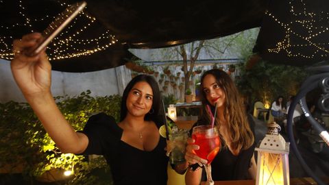 Dos j�venes en la terraza interior del pub Ambig�, en Lugo