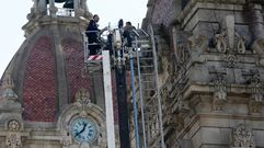 Los bomberos de A Coru�a retiran con una gr�a la vegetaci�n de los tejados del Palacio de Maria Pita