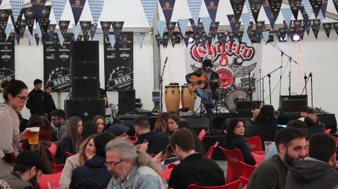 Carpa con msica en directo