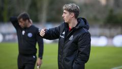 Iv�n Carril da instrucciones durante un partido.