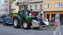 El novio, Johnatan Castroseiros, subido con su madre al tractor de camino a los Escolapios