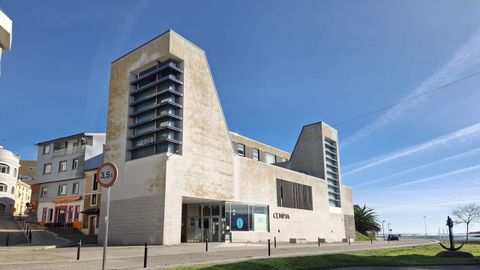 Estado que presentan las fachadas del Cenima, llenas de verd�n, en el Paseo da Ribeira de Foz