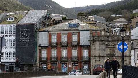 El colegio fundado por Mara Sarmiento se sita a la izquierda de la Porta de Carlos V