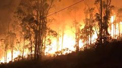 Trabajos para la extinci�n de los fuegos en Boiro