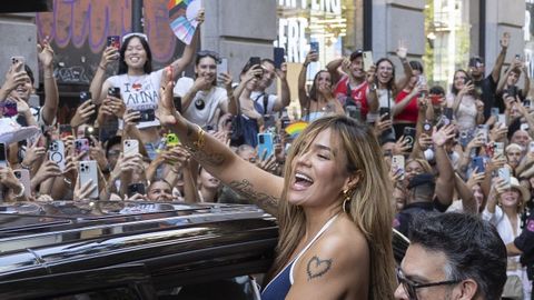 Karol G, saliendo del teatro en el que se graba «La revuelta», tras su entrevista con David Broncano