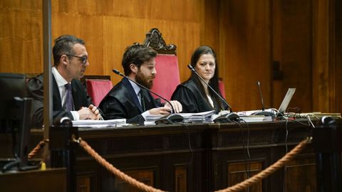El abogado de la familia de la octogenaria, en el centro, recurrirá la absolución decretada por la Audiencia Provincial de Ourense