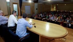 Los vecinos llenaron el sal�n de actos del centro de FP Ferrolterra para asistir a la reuni�n. 