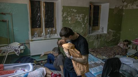 Un hombre besa a su hijo reci�n nacido en el s�tano de un hospital de Kiev.