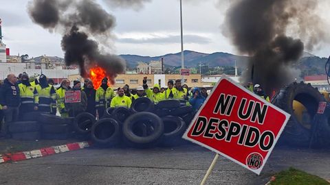 La huelga sigue este mi�rcoles, con los trabajadores impidiendo el acceso a la papelera de Ence Navia con barricadas de neum�ticos
