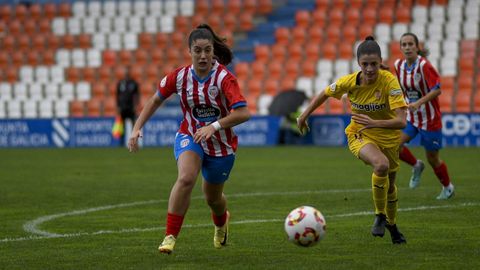 Candela persigue la pelota durante un partido frente al Sporting de Gijón B en el Ángel Carro