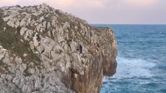 Pescador al borde de un acantilado en Llanes
