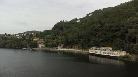 El río Miño, en el embalse de Frieira, con el balneario de Cortegada de 1937 al fondo.
