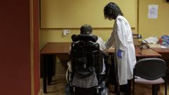 Una logopeda trabaja con un residente de un centro