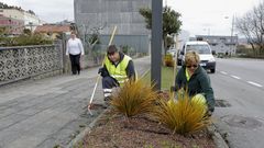 Dos trabajadoras en los jardines de Cerceda