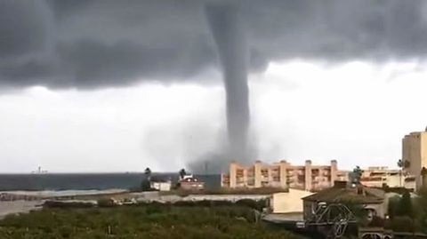 Espectacular tromba marina en la costa valenciana