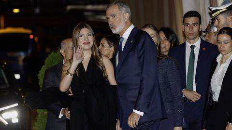 El rey Felipe y la infanta Sofa (i) tras asistir al tradicional concierto de los Premios Princesa de Asturias 