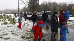 Familias disfrutando de la nieve este domingo en el Alto do Rodicio, en Maceda
