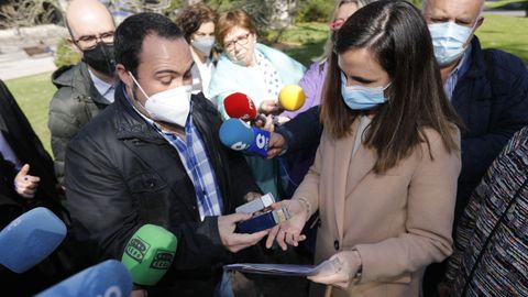 La ministra de Derechos Sociales, Ione Belarra y el camionero asturiano, Diego Gonz�lez