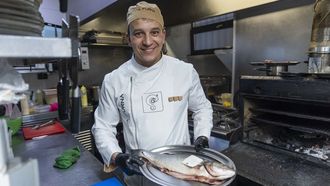 Javier Lema Marcote, del restaurante A Furna, de Mux�a, posa con una lubina ayer.