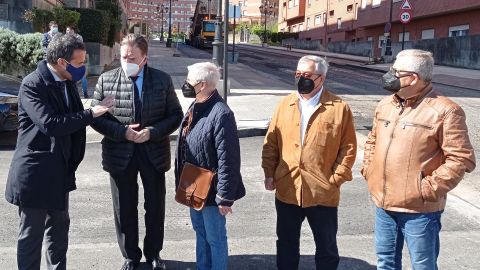 El alcalde, Alfredo Canteli, visita junto a otros miembros de la corporaci�n las obras de asfaltado en Villafr�a