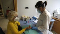Imagen de archivo de una extraccion de sangre para un test covid