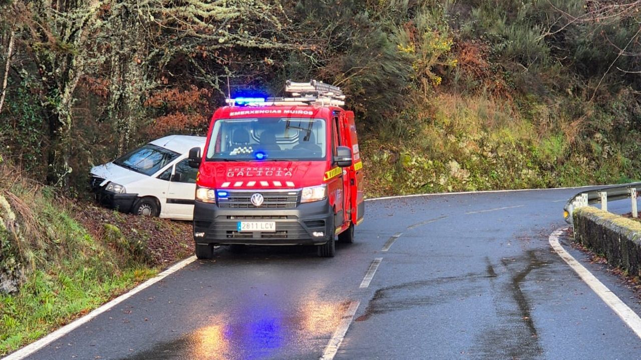 Herido un repartidor al salirse su furgoneta de la carretera en Bande