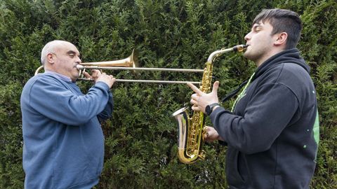 De tal palo, tal astilla. Los Pablos se desplazan 60 kil�metros a diario desde A Ba�a hasta Carballo para acudir al Conservatorio. Fue precisamente la espera de entre tres y cuatro horas diarias del padre, mientras el hijo estaba en clase, las que propiciaron que el que en su d�a estuvo doce a�os en la orquesta Finisterre retomara su afici�n, ahora con su descendiente, quien se muestra muy contento con esta nueva compa��a en el atril: �� un amigo m�is na banda. G�stannos os pasodobres de toda a vida e as mui�eiras�, traslada.
