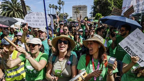 �Harta de usar mi creatividad para cubrir vuestra falta de recursos�. En la imagen, los profesores que este mi�rcoles se manifestaron ante la Consejer�a de Educaci�n en Valencia. 