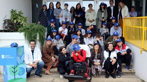 La conselleira se hizo una foto de grupo con los participantes en el programa