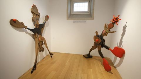 A madeira é o soporte natural do que parten as súas obras