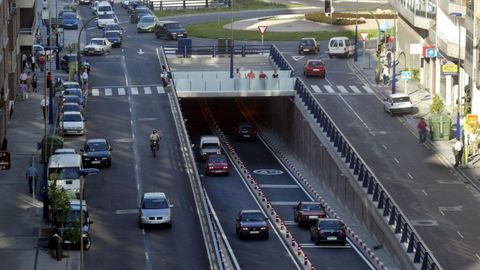 Entrada del t�nel en la Traves�a de Vigo al que se precipit� el hombre rescatado
