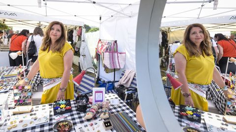 Patricia Mart�nez en el mercado de PortaAm�rica, donde une sus dos facetas: creadora y periodista que encuesta a clientes.