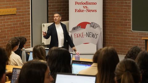 Charla sobre Periodismo y �Fake news� del programa Prensa-Escuela en colaboraci�n con el Plan Social de Ence� celebrada en la Facultade de Comunicaci�n de Pontevedra