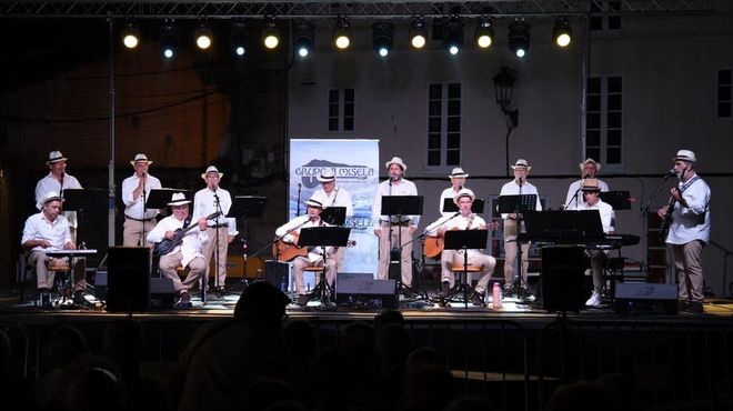 Los catorce m&uacute;sicos que integran actualmente el grupo A Misela&nbsp;durante una actuaci&oacute;n reciente.
