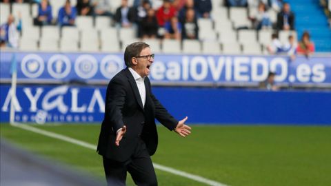 Anquela Real Oviedo Tartiere Horizontal.Anquela da ordenes durante el encuentro