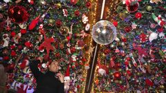 Sharly Guzm�n dedic� dos d�as enteros a decorar su local de A Pobra