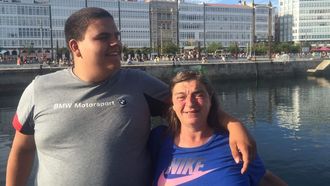 scar, de 23 aos, con su madre Cristina en la Marina de A Corua