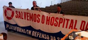 Pancarta desplegada en el pleno a favor del centro hospitalario.