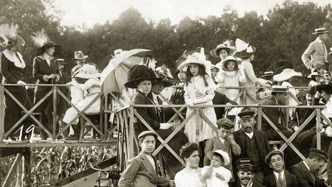 Publico en uno de los palcos del campo de Coia en agosto de 1910