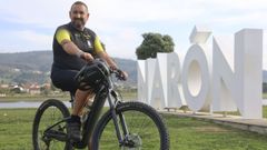 Ibán Santalla en bicicleta, ante as famosas letras de Narón en Xuvia.