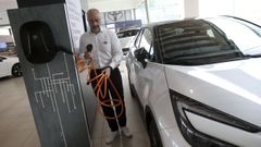 Vendedor de coches el�ctricos carga el autom�vil