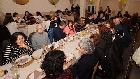 FIESTA SORPRESA POR JUBILACION EN EL RESTAURANTE XOANES A ROSA FERNANDEZ,