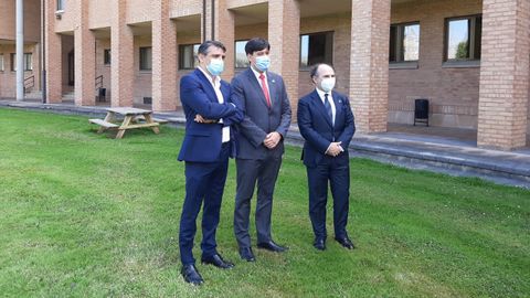 De izquierda a derecha, el director de la Escuela Politcnica de Ingenera de Gijn, Juan Carlos Campo, el consejero de Ciencia, Innovacin e Investigacin, Borja Snchez, y el rector de la Universidad de Oviedo, Ignacio Villlaverde, en el campus de Gijn