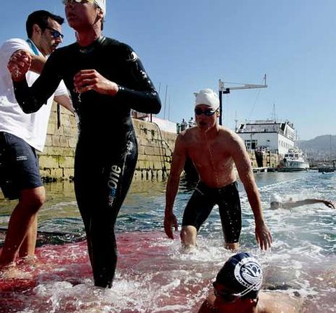 Imagen de la llegada al N�utico de Vigo de los ganadores tras salir de la playa de O Con. 