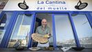 Alfonso D�az, en La Cantina del Muelle de Mar�n, un bar casi colgado en la r�a de Pontevedra.