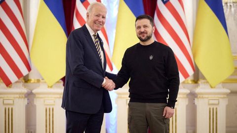 Imagen distribuida por el gobierno de Ucrania de la visita de Joe Biden a Kiev