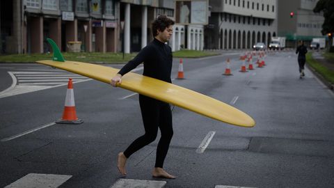 Deportistas y paseantes en el Paseo Maritimo de A Coru�a 