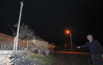 Un vecino de Toir�n se�alando el lugar donde actuaron los ladrones. 