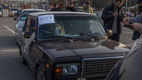 Un vehículo particular con un cartel que advierte de la presencia de niños en su interior